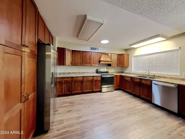 19038 N 2ND Avenue, Phoenix, AZ 85027