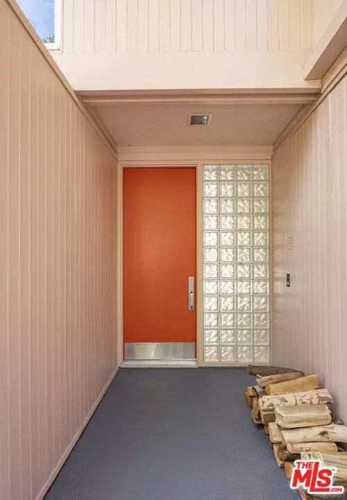 5649 Valley Oak Dr, Los Angeles, CA 90068