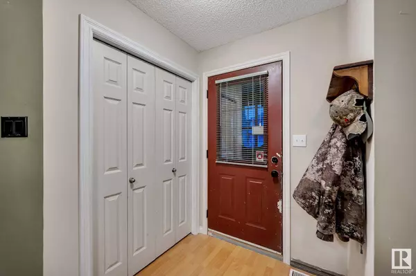 2920 25 ST NW, Edmonton, AB T6T 1Z9