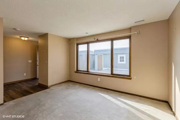 6750 School Street #902, Windsor Heights, IA 50324