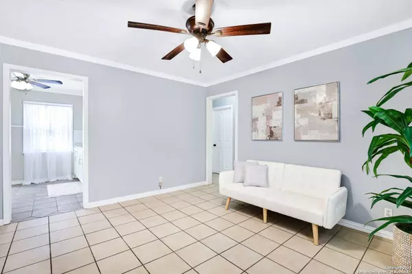 1023 RAYBURN DR, San Antonio, TX 78221-1447