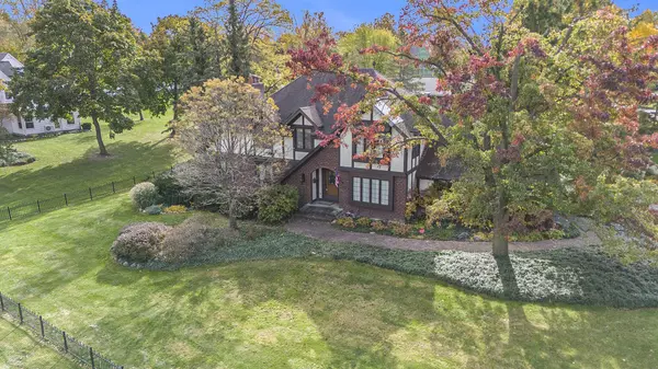 3010 Oak Hollow SE Drive, Grand Rapids, MI 49506