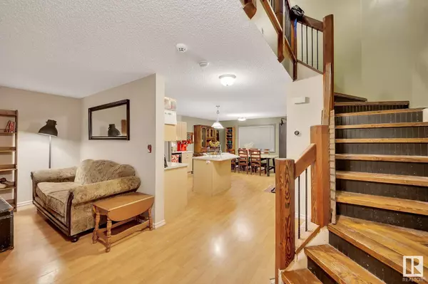 2920 25 ST NW, Edmonton, AB T6T 1Z9