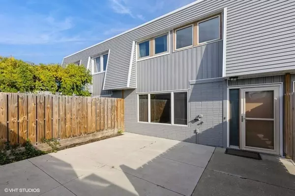 6750 School Street #902, Windsor Heights, IA 50324