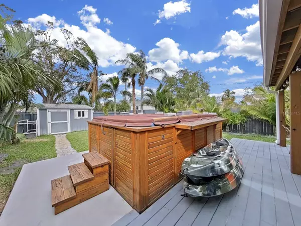 3712 OVERLOOK DR NE, Saint Petersburg, FL 33703