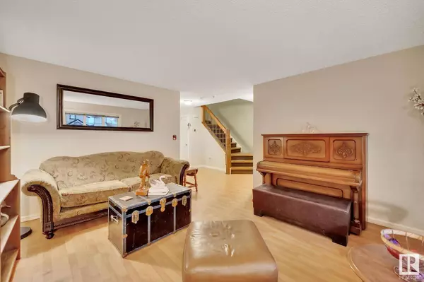 2920 25 ST NW, Edmonton, AB T6T 1Z9