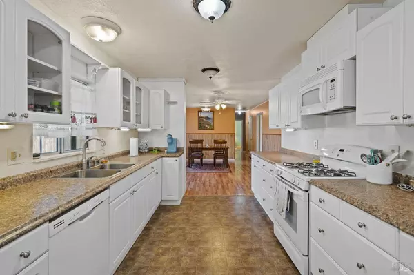 1359 Despina DR, Ukiah, CA 95482