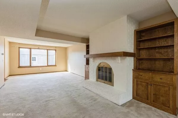 6750 School Street #902, Windsor Heights, IA 50324