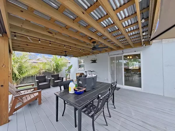 3712 OVERLOOK DR NE, Saint Petersburg, FL 33703