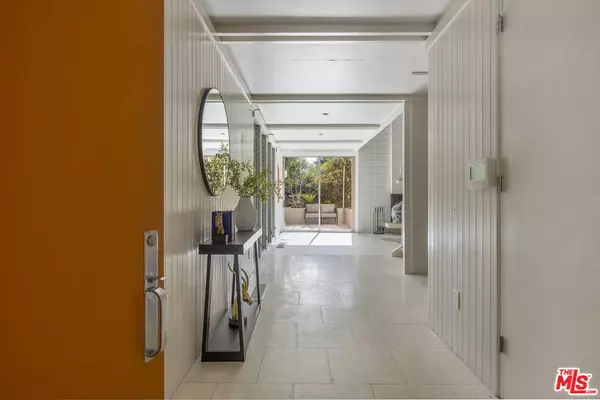 5649 Valley Oak Dr, Los Angeles, CA 90068