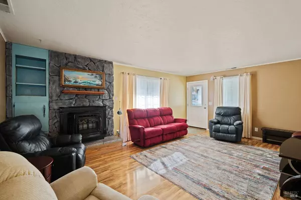 1359 Despina DR, Ukiah, CA 95482