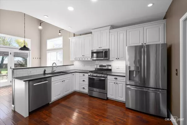 302 Mallard LN, Sugar Grove, IL 60554