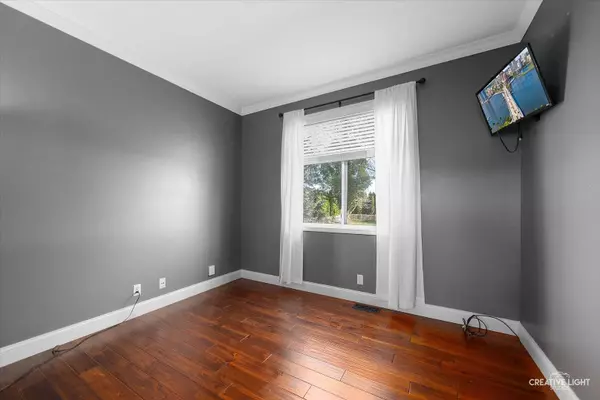 302 Mallard LN, Sugar Grove, IL 60554