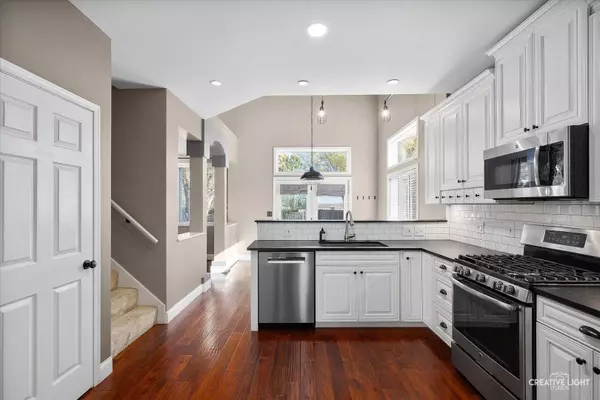 302 Mallard LN, Sugar Grove, IL 60554