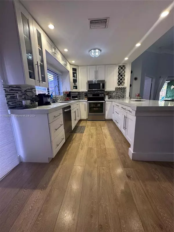 9354 NW 18th Mnr, Plantation, FL 33322