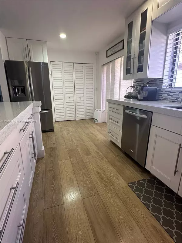 9354 NW 18th Mnr, Plantation, FL 33322