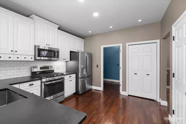 302 Mallard LN, Sugar Grove, IL 60554