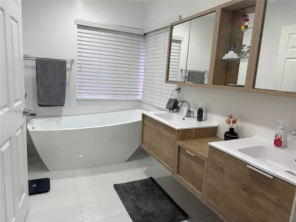 9354 NW 18th Mnr, Plantation, FL 33322