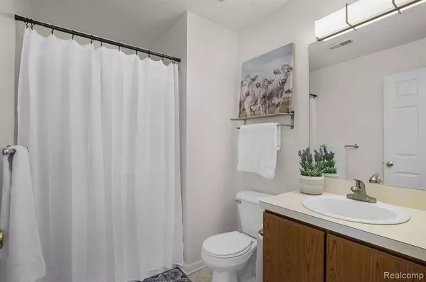 1569 WEATHERSTONE Drive, Ann Arbor, MI 48108