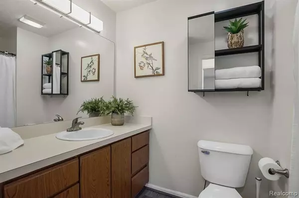 1569 WEATHERSTONE Drive, Ann Arbor, MI 48108