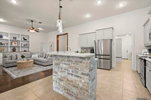 24879 PLANTATION LAKE AVE, Denham Springs, LA 70726