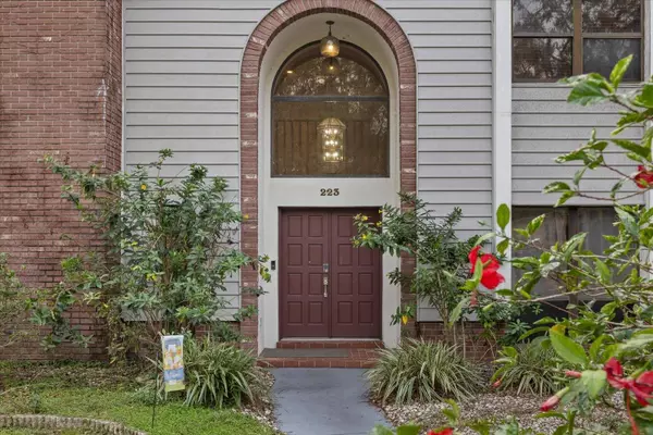 223 S RIVERHILLS DR, Temple Terrace, FL 33617