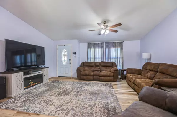 709 Huehl Cir, Salina, KS 67401