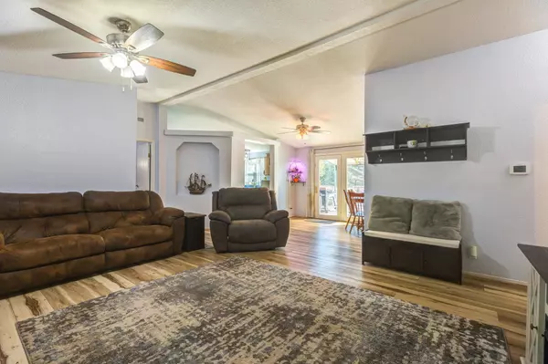 709 Huehl Cir, Salina, KS 67401