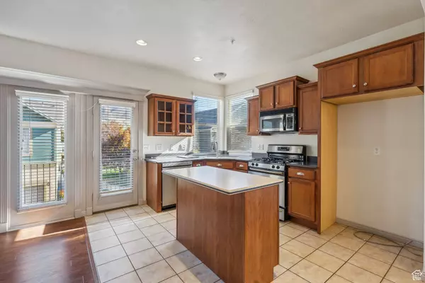 924 SHEPARD CREEK PKWY, Farmington, UT 84025