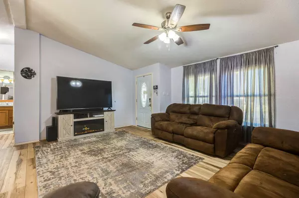 709 Huehl Cir, Salina, KS 67401