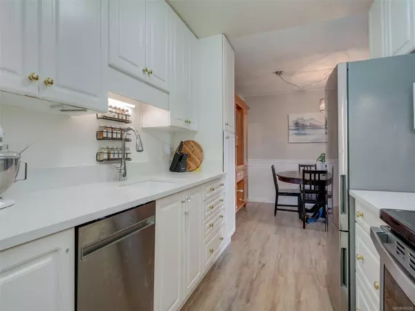 3235 Quadra St #403, Saanich, BC V8X 1G4