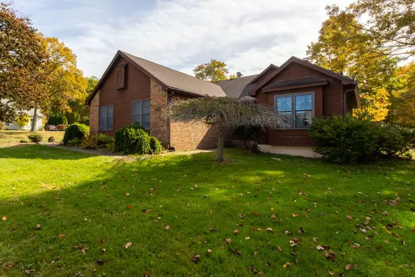 11 Valley Ln, Mountain Top, PA 18707-1735
