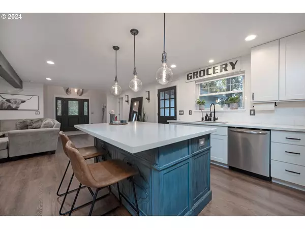 28394 S DALMATIAN RD, Mulino, OR 97042