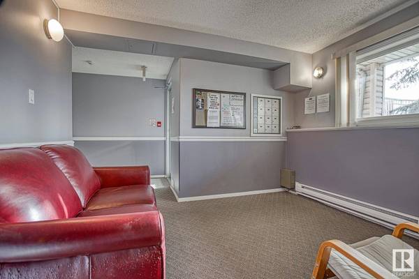 #301 10528 77 AV NW, Edmonton, AB T6E 1N1