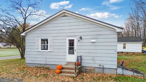 18 Sebasticook DR, Clinton, ME 04927