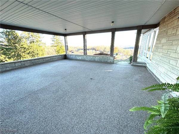 54897 Lawver DR, Bridgeport, OH 43912