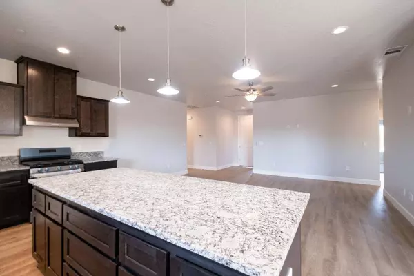 1017 N Acacia Street, Woodlake, CA 93286