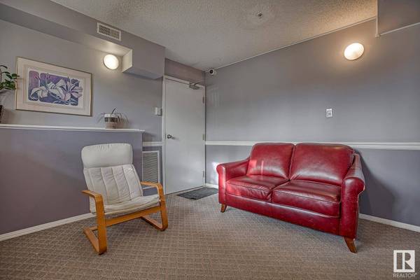 #301 10528 77 AV NW, Edmonton, AB T6E 1N1