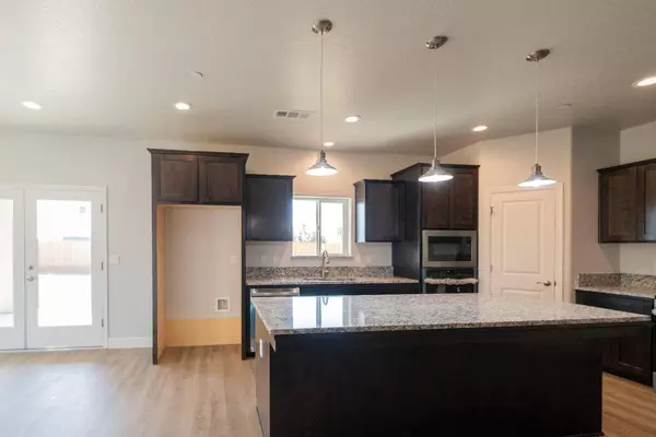 1017 N Acacia Street, Woodlake, CA 93286