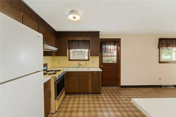 6 Sharon Pkwy, North Smithfield, RI 02896