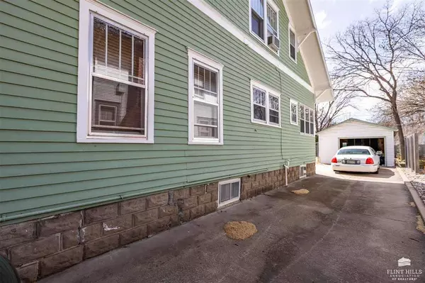 327 N 15th, Manhattan, KS 66502