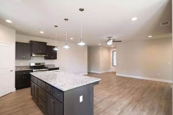 917 N Cypress Street, Woodlake, CA 93286