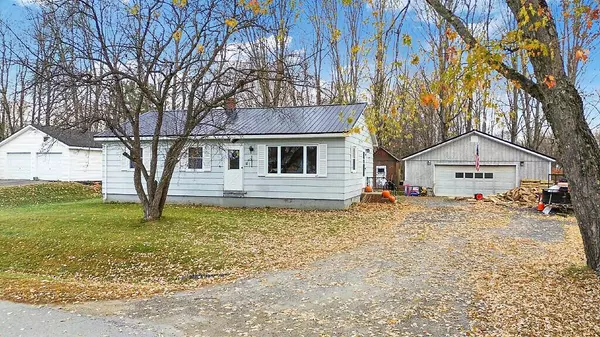 18 Sebasticook DR, Clinton, ME 04927