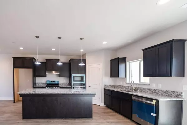 409 W Tejon Ave, Woodlake, CA 93286