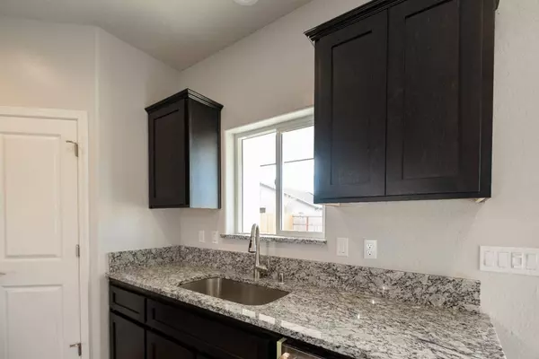 409 W Tejon Ave, Woodlake, CA 93286