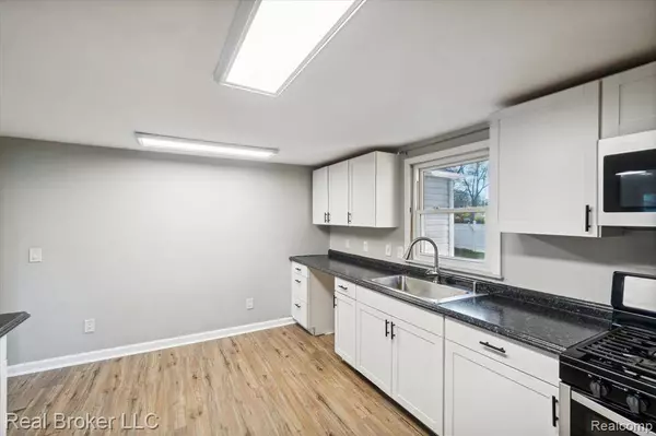 2086 E PARKWOOD Avenue, Burton, MI 48529