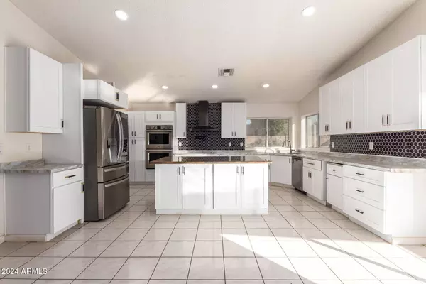 5595 W MERCER Lane, Glendale, AZ 85304