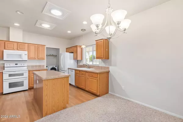 221 E MICHELLE Drive, Phoenix, AZ 85022