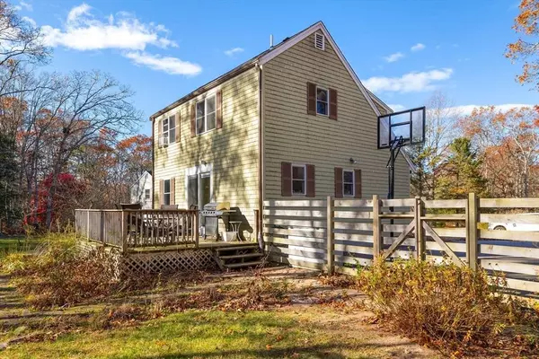 8 Blair Cir, Mashpee, MA 02649