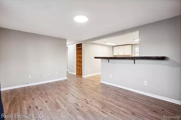 2086 E PARKWOOD Avenue, Burton, MI 48529